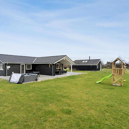 Beautiful Home In Tarm With Sauna Buitenkant foto